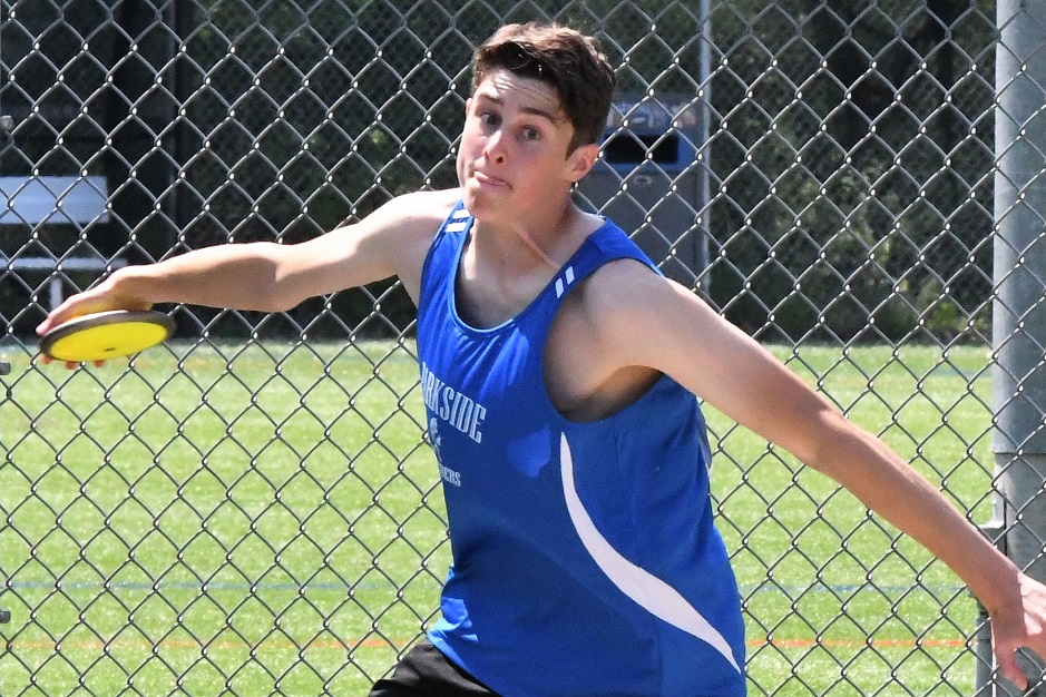 AJ Stanat throws discus