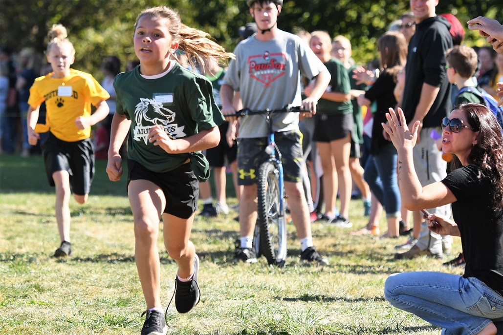Isabella's mom returns kiss